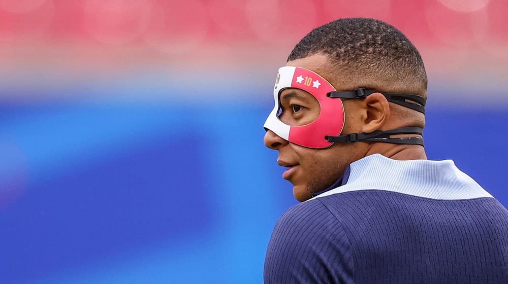 France's Kylian Mbappe trains with a mask / Photo: Jan Woitas/dpa