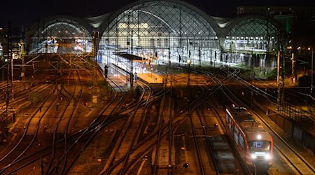 قطار لشركة السكك الحديدية الألمانية يقف في محطة ديسدن الرئيسية على سكة. / صورة: روبرت مايكل/dpa
