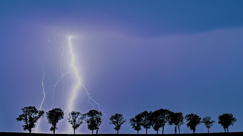 Ein Blitz eines Gewitters erhellt den Nachthimmel. / Foto: Patrick Pleul/dpa/Symbolbild