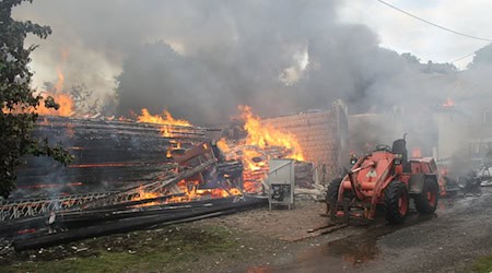 Im Grimmaer Ortsteil Roda brennt am Nachmittag eine Werkstatt und ein Unterstand. / Foto: -/Kreisfeuerwehrverband Landkreis Leipzig/dpa