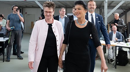Sahra Wagenknecht (r), BSW national chairwoman, arrives alongside Sabine Zimmermann, chairwoman of the BSW state association, at her party's state party conference / Photo: Sebastian Kahnert/dpa