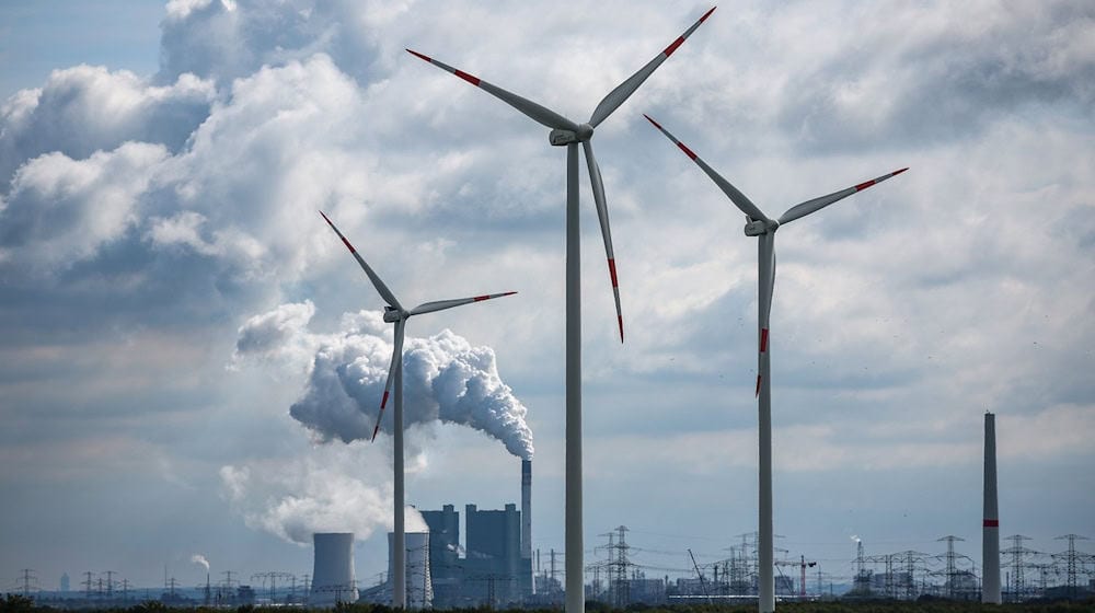 Wind turbines turn against the backdrop of the Schkopau lignite-fired power plant west of Halle (Saale). / Photo: dpa/Archivbild