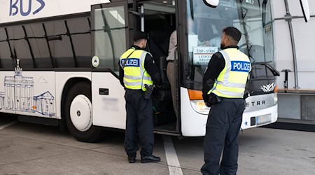 Bundespolizisten kontrollieren einen Reisebus an der A17. / Foto: Sebastian Kahnert/dpa