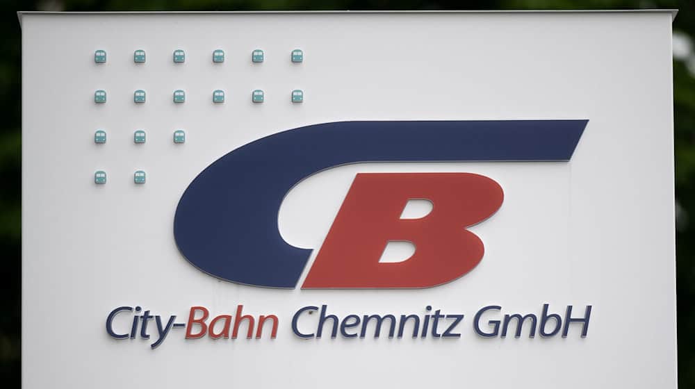 Blick auf das Logo der City-Bahn Chemnitz GmbH am Eingang der Firmenzentrale. / Foto: Hendrik Schmidt/dpa