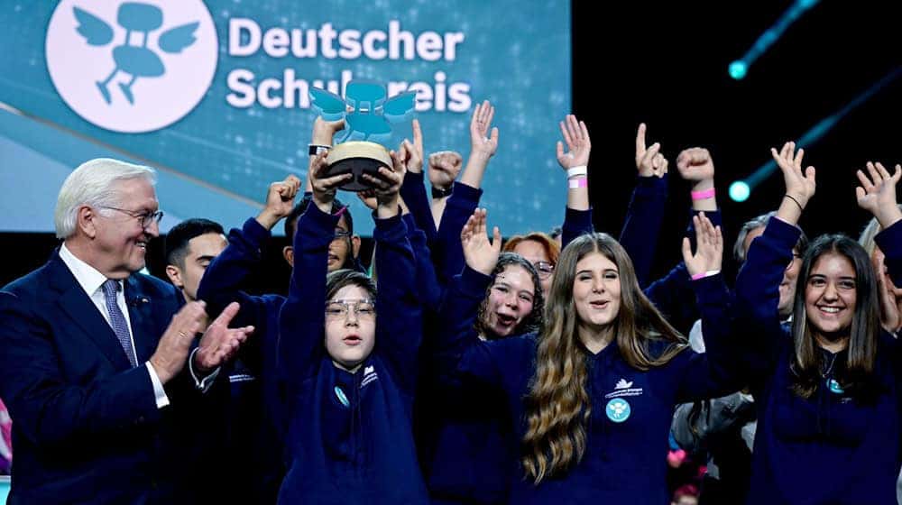 Bundespräsident Frank-Walter Steinmeier übergibt den Hauptpreis bei der Verleihung das Schulpreises 2023 an Schüler der Mittelschule Erlangen Eichendorffschule aus Bayern. Die Geschwister-Scholl-Schule aus Leipzig ist für den diesjährigen Preis noch im Rennen. / Foto: Britta Pedersen/dpa