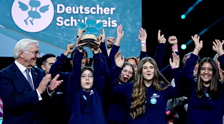 Federal President Frank-Walter Steinmeier presents the main prize at the 2023 School Award ceremony to pupils from the Eichendorffschule secondary school in Erlangen, Bavaria. The Geschwister-Scholl-Schule from Leipzig is still in the running for this year's prize. / Photo: Britta Pedersen/dpa