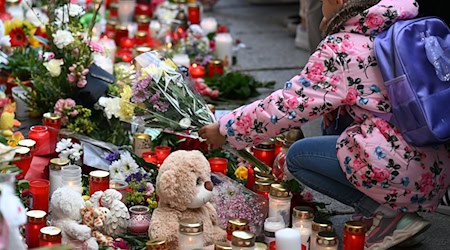 Menschen gedenken in Döbeln der getöteten Valeriia. / Foto: Hendrik Schmidt/dpa