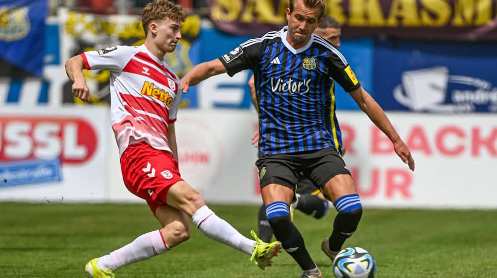 Dominik Kother von Regensburg (l) kämpft mit Lukas Boeder von Saarbrücken um den Ball. / Foto: Armin Weigel/dpa
