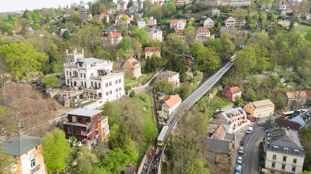 A funicular railroad carriage pulls new sleepers with an attached carriage on the line between the Dresden district of Loschwitz and Weißer Hirsch as part of the main inspection (photo taken with a drone). / Photo: Sebastian Kahnert/dpa/Archivbild