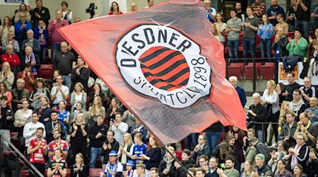 مشجعون يحملون علم نادي دريسدنر إس سي. / صورة: ساندي دينكلاكر / إيبنر-بريسفوتو / وكالة الأنباء الألمانية
