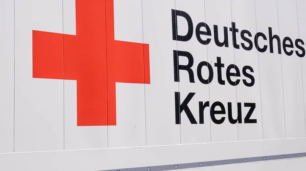Logo a zapis Němskego Rotes Kreuza (DRK) je so na wjezdomnem wózeju wobdźělać. / Foto: Frank Molter/dpa