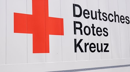 Das Logo und der Schriftzug des Deutschen Rotes Kreuzes (DRK) ist auf einem Einsatzfahrzeug zu lesen. / Foto: Frank Molter/dpa