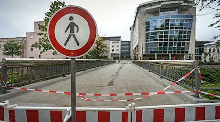Die Fußgängerbrücke in der Fabrikstraße über den Fluss Chemnitz ist gesperrt und wurde um gut einen Meter angehoben. / Foto: Heiko Rebsch/dpa