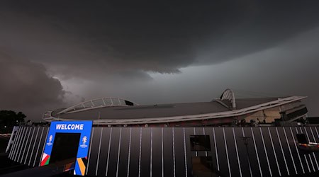 Dunkle Wolken über der Arena. / Foto: Jan Woitas/dpa