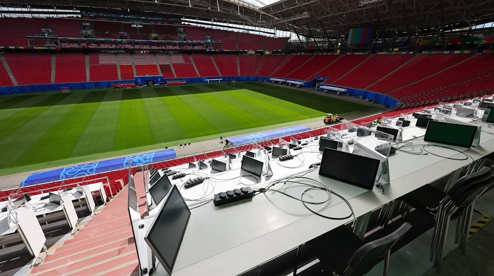 Die Vorbereitungen für das erste Spiel im Leipziger EM-Stadion sind fast abgeschlossen. Am 18. Juni treffen hier Portugal und Tschechien in der Gruppenphase aufeinander. / Foto: Jan Woitas/dpa