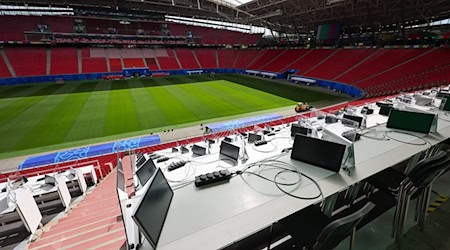 Los preparativos para el primer partido en el estadio de Leipzig de la Eurocopa están casi terminados. Portugal y la República Checa se enfrentarán aquí en la fase de grupos el 18 de junio / Foto: Jan Woitas/dpa