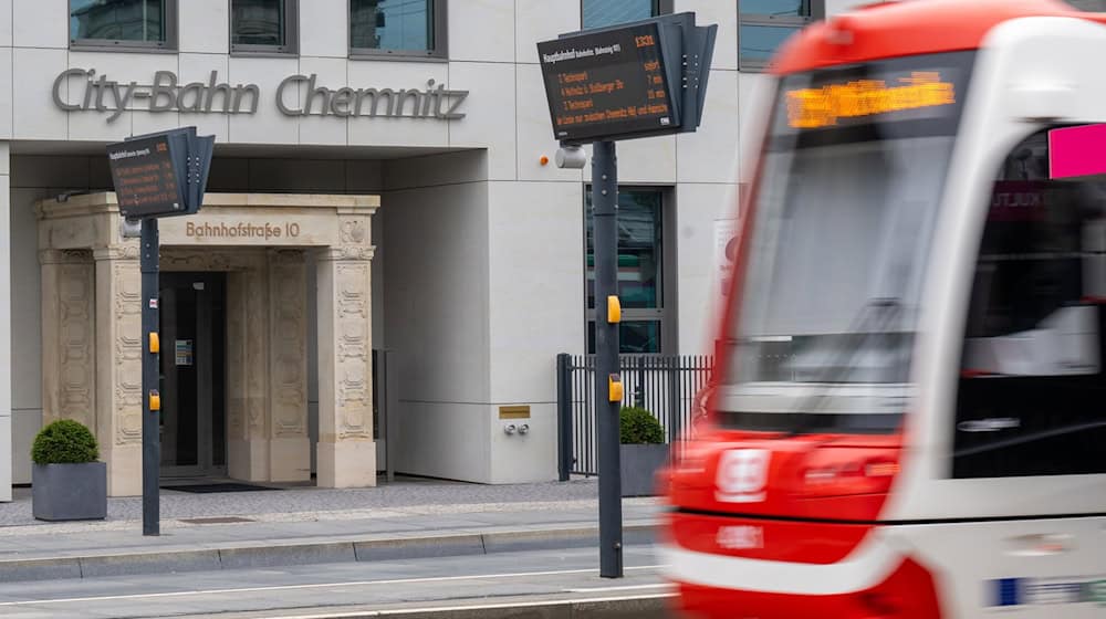 Jedyn trjebowak City-Bahn Chemnitz GmbH jědźi za předprokim w Chemnitz. / Foto: Hendrik Schmidt/dpa
