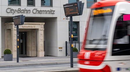 Вагон City-Bahn Chemnitz GmbH проїжджає перед штаб-квартирою компанії в Хемніці / Фото: Hendrik Schmidt/dpa