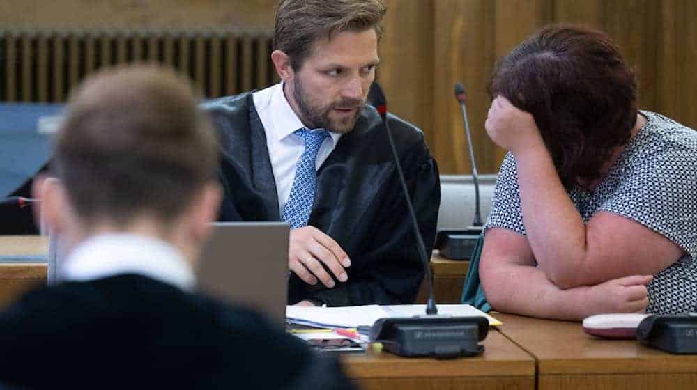 Hinter dem Staatsanwalt unterhalten sich die im sogenannten «Fahrradgate»-Skandal angeklagte Frau und ihr Verteidiger Erik Bergmüller im Landgericht Leipzig. / Foto: Hendrik Schmidt/dpa