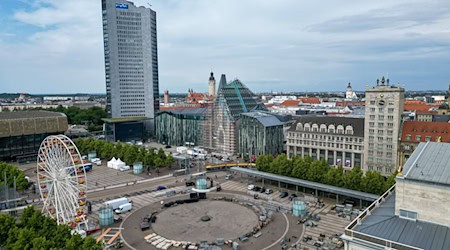 Workers are busy setting up the "Fan Zone" for the European Football Championship on Leipzig's Augustusplatz.") / Photo: Jan Woitas/dpa