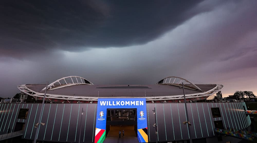 Ein Unwetter zieht über das Stadion. / Foto: Jan Woitas/dpa