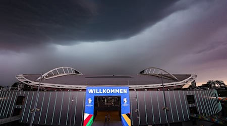 Ein Unwetter zieht über das Stadion. / Foto: Jan Woitas/dpa