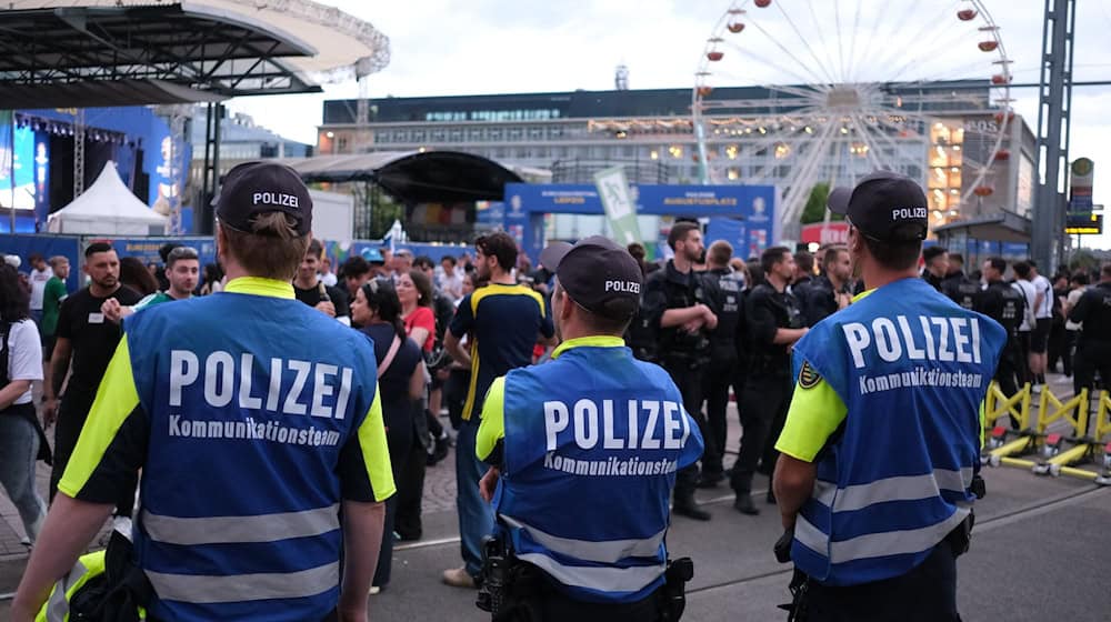 Polizisten stehen beim Fanfest zur Fußball-Europameisterschaft auf dem Augustusplatz. / Foto: Sebastian Willnow/dpa