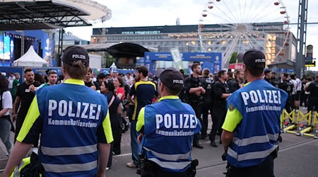 Polizisten stehen beim Fanfest zur Fußball-Europameisterschaft auf dem Augustusplatz. / Foto: Sebastian Willnow/dpa