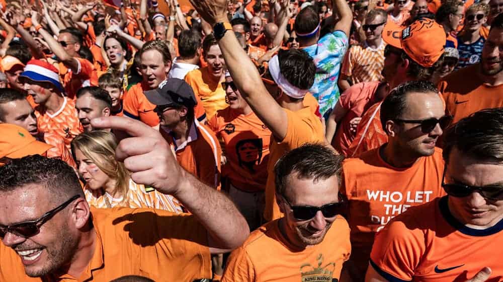 The Dutch fans celebrate before the game / Photo: Carsten Koall/dpa