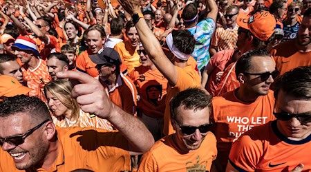 Los aficionados holandeses celebran antes del partido / Foto: Carsten Koall/dpa