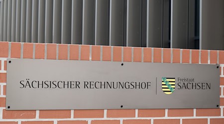 Das Schild des Sächsischen Rechnungshof vor dem Eingang in Döbeln. / Foto: Sebastian Kahnert/dpa