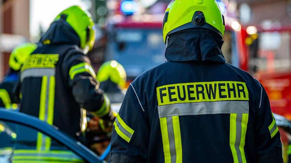 Feuerwehrleute stehen um ein Auto, das einen Unfall gehabt hat. / Foto: David Inderlied/dpa/Symbolbild