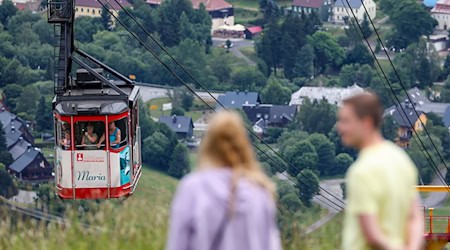 Dos senderistas observan la llegada del teleférico de Fichtelberg a la estación de montaña / Foto: Jan Woitas/dpa