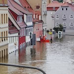 Двигун внутрішнього згоряння чи електромобіль: який автомобіль краще переживе повінь?