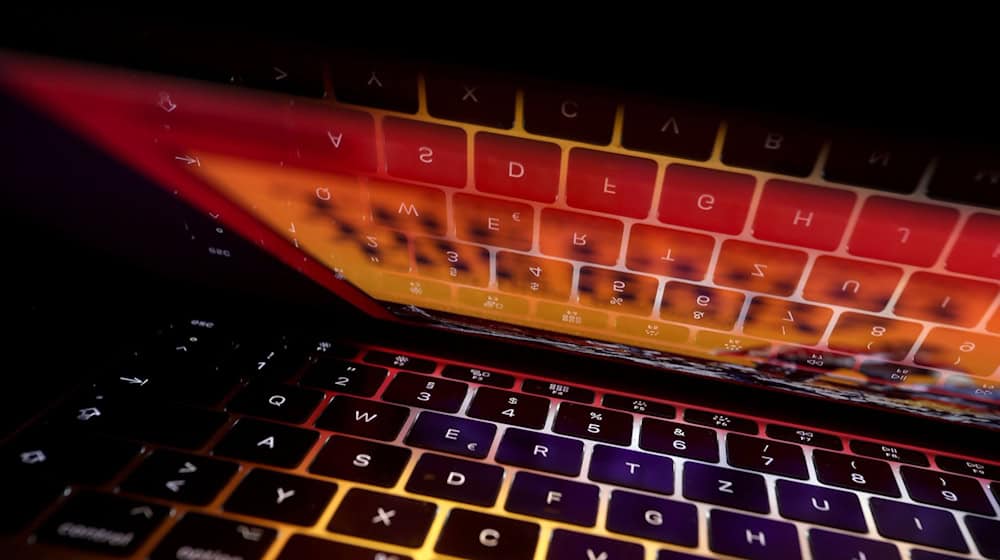 Die Tastatur eines Laptops spiegelt sich auf dem Bildschirm des Computers. / Foto: Karl-Josef Hildenbrand/dpa/Symbolbild