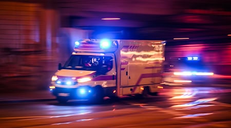 Ein Rettungswagen fährt mit Blaulicht zu einem Einsatz. / Foto: Robert Michael/dpa