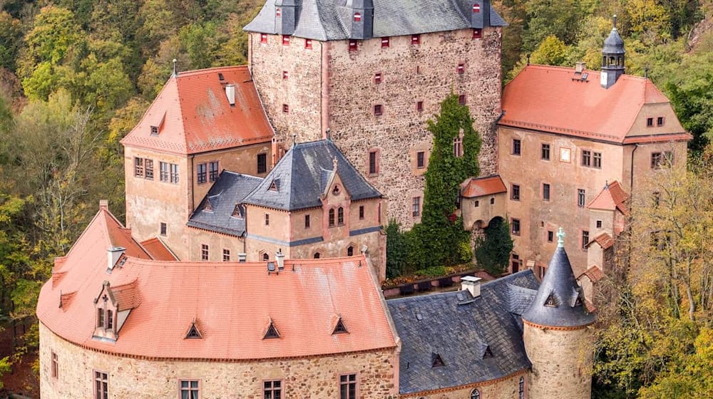Kriebstein Castle sits enthroned in the autumn-colored valley of the Zschopau / Photo: Jan Woitas/dpa-Zentralbild/dpa