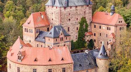 Kriebstein Castle sits enthroned in the autumn-colored valley of the Zschopau / Photo: Jan Woitas/dpa-Zentralbild/dpa