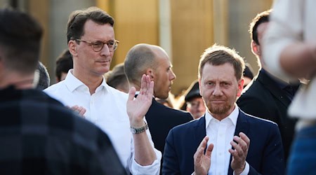 El ministro presidente de Renania del Norte-Westfalia, Hendrik Wüst (i, CDU), y su homólogo sajón, Michael Kretschmer (CDU) / Foto: Jörg Carstensen/dpa/Archivbild