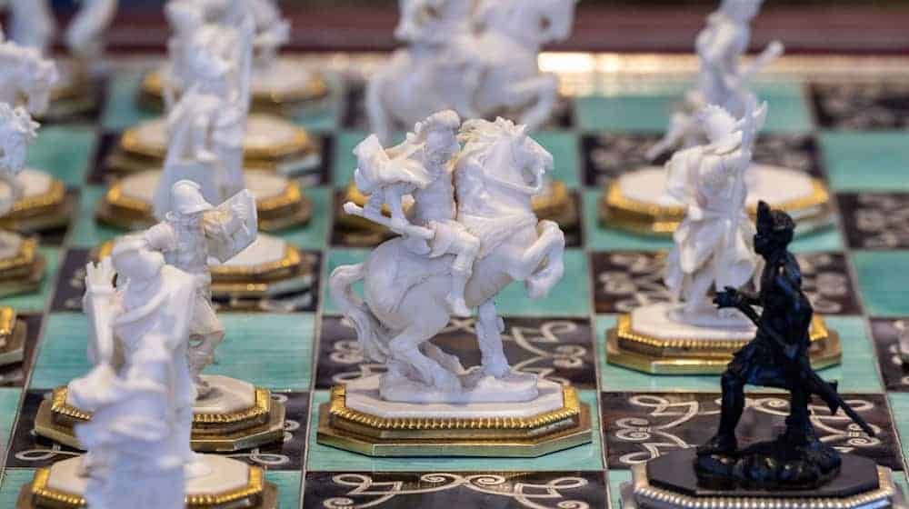 Chess pieces made of ivory and precious wood stand on a magnificent chess set in the Green Vault in Dresden / Photo: Hendrik Schmidt/dpa