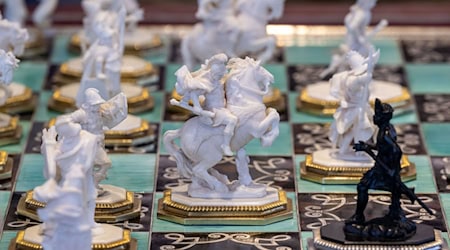 Šachowe figury z koścička a wobraneho drjewa steja na prunkowem šachowim stole w Zelenem Dworje w Drezdźanach. / Foto: Hendrik Schmidt/dpa