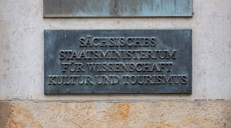 Napis „Sakske statne ministerstwo za wědomost, kulturu a turizmus“ je přirjadowany na budynje ministerstwa w rjadowej kwartejle. / Foto: Robert Michael/dpa