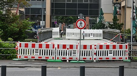 Die Fußgängerbrücke in der Fabrikstraße über den Fluss Chemnitz ist gesperrt und wurde um gut einen Meter angehoben. / Foto: Heiko Rebsch/dpa