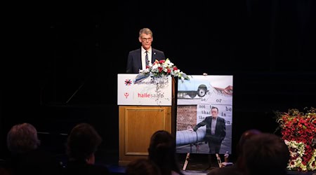 Egbert Geier (SPD), amtierender Bürgermeister der Stadt Halle (Saale), spricht im Neuen Theater. / Foto: Sebastian Willnow/dpa