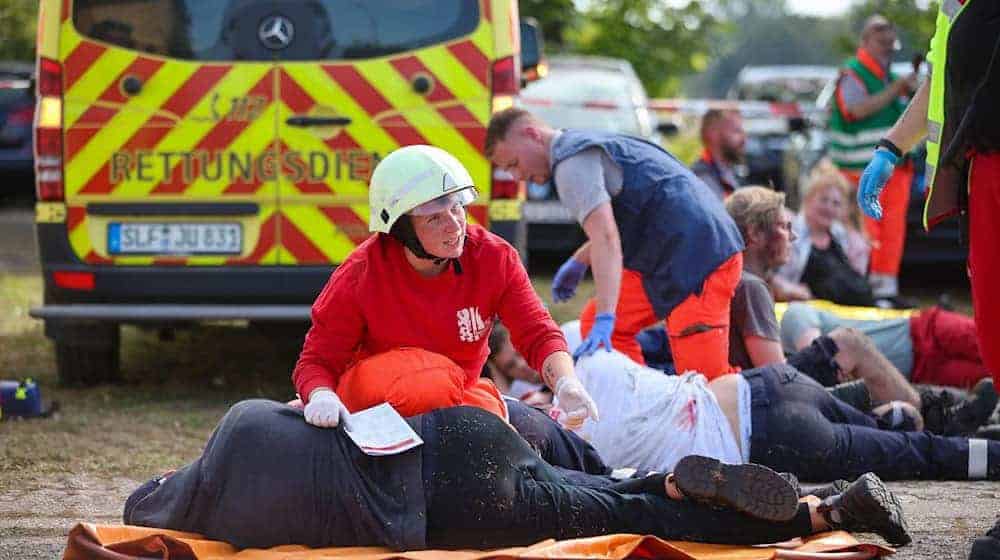 Notfallsanitäter in Ausbildung versorgen während einer Übung Menschen. / Foto: Jan Woitas/dpa