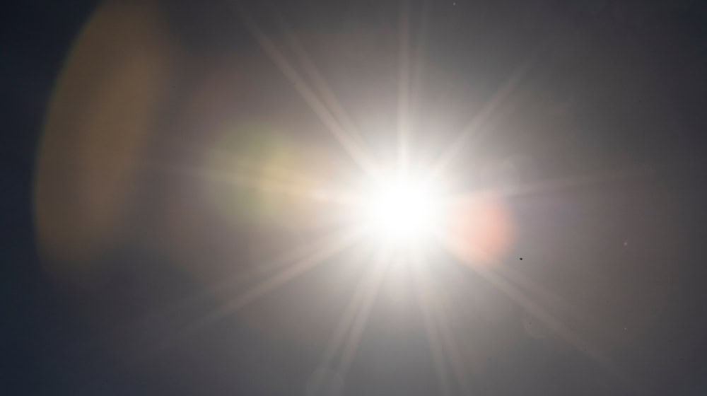 Die Sonne scheint am Himmel. / Foto: Christophe Gateau/dpa/Symbolbild