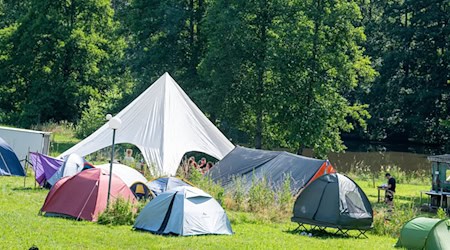 تقف خيام فردية أمام خيمة مجتمعية. / صورة: ستيفان بوتشنر/dpa