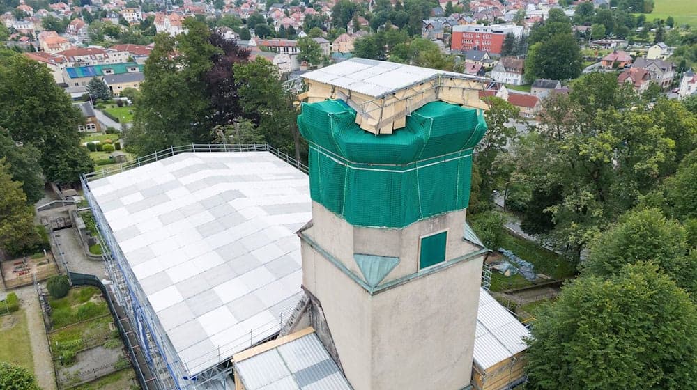 Ein Notdach bedeckt das Kirchenschiff und den Kirchturm der beschädigten Stadtkirche Großröhrsdorf. / Foto: Sebastian Kahnert/dpa