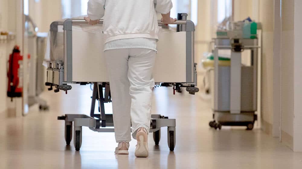 A nurse pushes a hospital bed through a corridor / Photo: Marijan Murat/dpa/Symbolic image