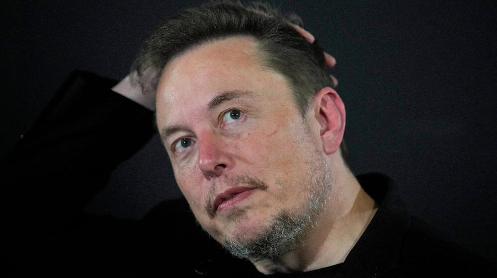 Elon Musk steji na wuźawnosći. / Bydło: Kirsty Wigglesworth/AP/dpa